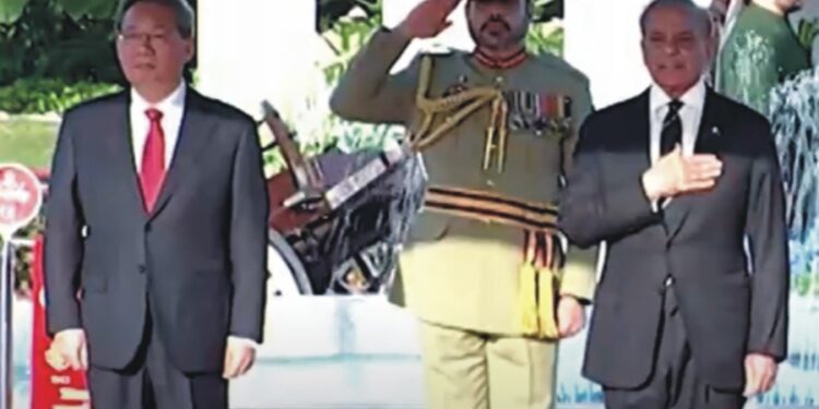 چینی وزیراعظم لی کو وزیراعظم ہاؤس میں گارڈ آف آنر پیش کیا گیا