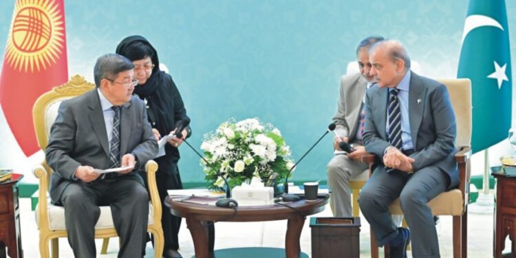 پاکستان جمہوریہ کرغزستان کے ساتھ تعاون کی نئی راہیں بڑھانے کا خواہاں ہے: وزیراعظم
