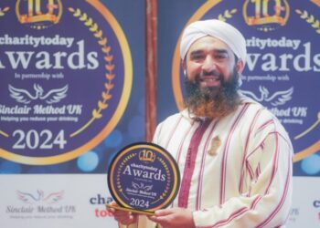 بیرون ملک مقیم پاکستانی فیصل سمیع نے 2024 کا یوکے والنٹیئر آف ایئر کا ایوارڈ جیتا