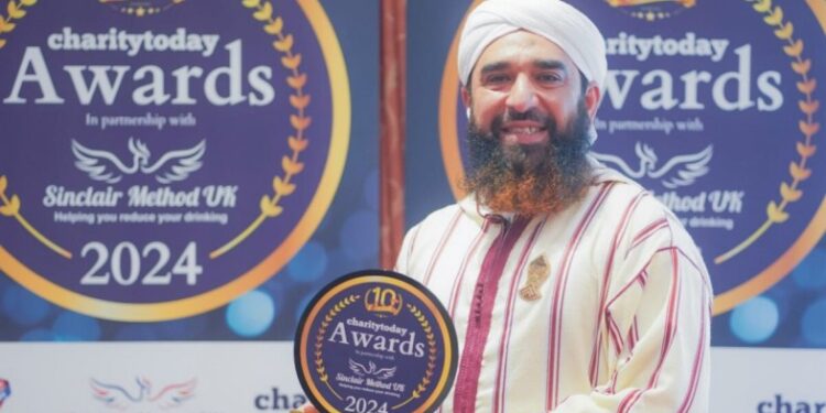 بیرون ملک مقیم پاکستانی فیصل سمیع نے 2024 کا یوکے والنٹیئر آف ایئر کا ایوارڈ جیتا