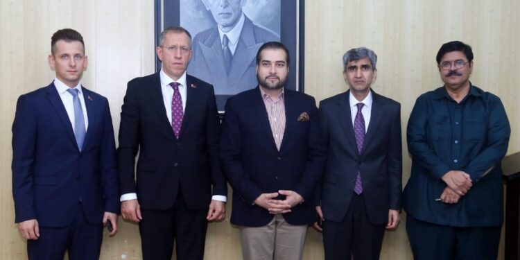 وزیر زراعت و لائیو سٹاک پنجاب سید عاشق حسین کرمانی سے بیلا روس کے سفیر اینڈری میتالیسیا (Anderi Metelitsa)کی زراعت ہاؤس میں ملاقات ، ملاقات میں ایگری ای میکانائزیشن،ہائی پاور ٹریکٹرز، جدید زرعی مشینری اور ریسرچ و ڈویلپمنٹ کے متعلق دو طرفہ تبادلہ خیال