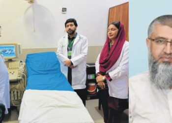 ایم ایس ڈاکٹر غلام محی الدین گفٹ شدہ نئی الٹراساؤنڈ مشین ڈاکٹر انیس الحسنین کے ہمراہ گفٹ کرنے والے ڈاکٹر سجاد احمد کھرل