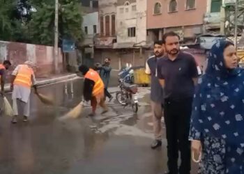 حکومت پنجاب کا کمشنرز، ڈپٹی کمشنرز کو علی الصبح فیلڈ وزٹ کا ٹاسک ، کمشنر مریم خان اور ڈپٹی کمشنر وسیم حامد سندھو علی الصبح فیلڈ میں نکل پڑے