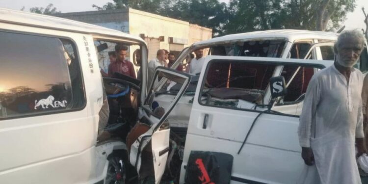 دو مسافر کوچ آپس میں ٹکرا گئیں، حادثے میں 2 خواتین سمیت 5 افراد زخمی