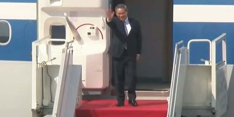 چینی وزیر اعظم لی کا چار روزہ دو طرفہ دورہ پر سرخ قالین پر استقبال کیا گیا