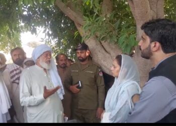 کمشنر مریم خان کا کپاس کی فصل کی فزیکل جانچ کیلئے کاٹن فارمز کا دودہ ، کمشنر مریم خان نے جلہ ارائیں میں کپاس کی فصل کی کاشت بارے بریفنگ لی