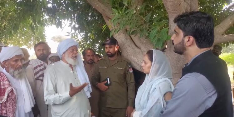 کمشنر مریم خان کا کپاس کی فصل کی فزیکل جانچ کیلئے کاٹن فارمز کا دودہ ، کمشنر مریم خان نے جلہ ارائیں میں کپاس کی فصل کی کاشت بارے بریفنگ لی