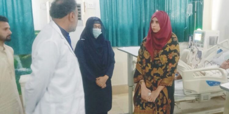 اسسٹنٹ کمشنر کروڑ لعل عیسن انعم نے تحصیل ہیڈ کوارٹر ہسپتال کروڑ کامعائنہ کیا