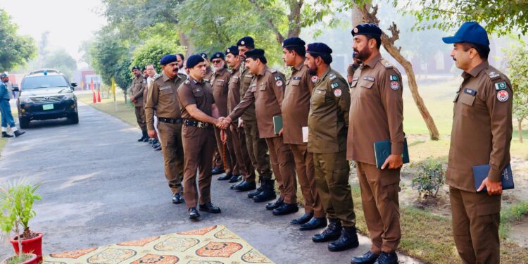 نئے تعینات ہونے والے ڈسٹر کٹ پولیس آفیسر لیہ محمدعلی وسیم نے اپنے عہدے کا چارج سنبھال لیہ ،دفتر پولیس آمد پر پولیس کے چاک و چوبند دستے نے انہیں سلامی پیش کی