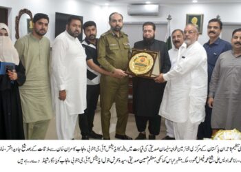 تنظیم تاجران پاکستان کے مرکزی چیئرمین خواجہ سلیمان صدیقی کی قیادت میں وفد کا ایڈیشنل آئی جی جنوبی پنجاب کامران خان سے ملاقات کے بعد شیخ جاوید اختر، خالد محمود قریشی، مرزا نعیم بیگ، رانا محمد اویس علی،شیخ محمد فیصل محمود، ملک مظہرعباس کھا کھی، معظم حسین صدیقی، سیدہ سحرش بتول ایڈیشنل آئی جی جنوبی پنجاب کو یاد گار شیلڈ دے رہے ہیں