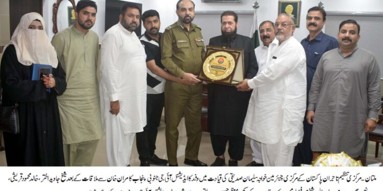 تنظیم تاجران پاکستان کے مرکزی چیئرمین خواجہ سلیمان صدیقی کی قیادت میں وفد کا ایڈیشنل آئی جی جنوبی پنجاب کامران خان سے ملاقات کے بعد شیخ جاوید اختر، خالد محمود قریشی، مرزا نعیم بیگ، رانا محمد اویس علی،شیخ محمد فیصل محمود، ملک مظہرعباس کھا کھی، معظم حسین صدیقی، سیدہ سحرش بتول ایڈیشنل آئی جی جنوبی پنجاب کو یاد گار شیلڈ دے رہے ہیں