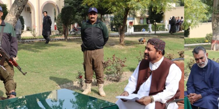 لیہ: ڈسٹرکٹ پولیس آفیسر علی وسیم سے سابق ایم پی ایز قیصر عباس مگسی، لالہ طاہر احمد رندھاوا ،کاروباری شخصیت ملک یاسین سوئیہ اوپن ائیر میں اپنے مسائل شیئر کرتے ہوئے