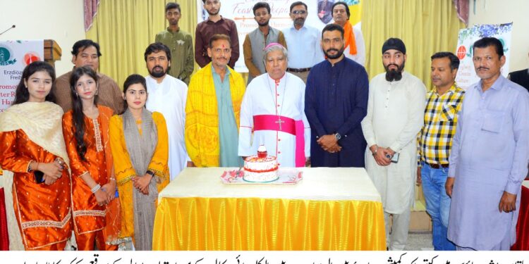 ملتان:بشپ ہاؤس میں کیتھولک کمیشن برائے بین المذاہب و بین الکلیسائی مکالمہ کے ٰزیر اہتمام دیوالی کے موقع پر کیک کاٹا جا رہا ہے