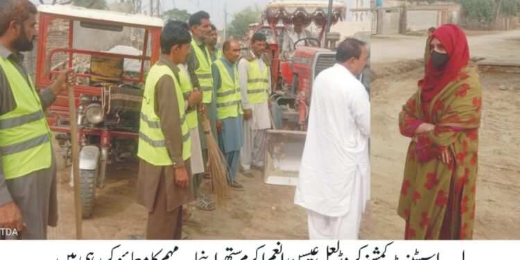 اسسٹنٹ کمشنر کروڑ لعل عیسن انعم اکرم کا یونین کونسل تھل جنڈی میں ستھرا پنجاب مہم کے حوالے سے صفائی آپریشن کامعائنہ