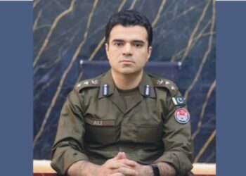 ضلع لیہ میں نئے تعینات ہونے والے ڈی پی او علی وسیم نے چارج سنبھالتےہی محکمانہ کارکردگی کو بہتر بنانے کیلئے لیہ پولیس میں احتساب کے عمل کا آ غاز، قتل کے مقدمہ میں غفلت برتنے پرسب انسپکٹر زاہد لغاری اور کانسٹیبل محمد عمران ملازمت سے برخواست، ایس ایچ او سٹی شاہد عباس کلوز ٹو لائن