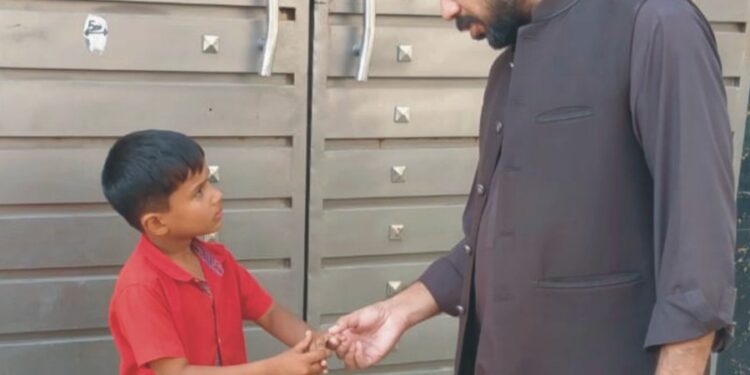 ضلع لیہ میں انسداد پولیومہم کامیابی سے جاری ،مہم کے آخری روزڈی ایچ او ڈاکٹرغلام محی الدین نے تحصیل کروڑ کا معائنہ