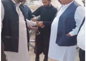 علاقہ مجسٹریٹ کروڑ لعل عیسن کے ہمراہ سرکل آفیسر انٹی کرپشن کی کاروائی،پٹواری رشوت لیتے ہوئے رنگے ہاتھوں گرفتار