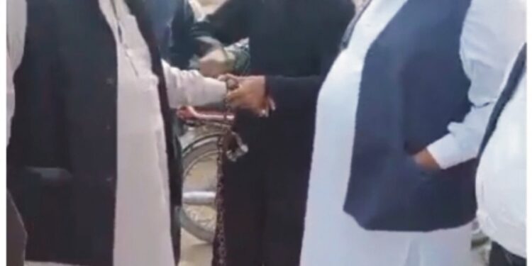 علاقہ مجسٹریٹ کروڑ لعل عیسن کے ہمراہ سرکل آفیسر انٹی کرپشن کی کاروائی،پٹواری رشوت لیتے ہوئے رنگے ہاتھوں گرفتار