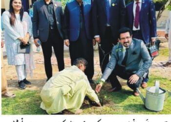 وائس چانسلر بہاءالدین زکریا یونیورسٹی ملتان ڈاکٹر محمد زبیر اقبال نے انسٹیٹیوٹ آف بینکنگ اینڈ فنانس کے سبزہ زار میں پودا لگا کر شجرکاری مہم کا افتتاح کر دیا
