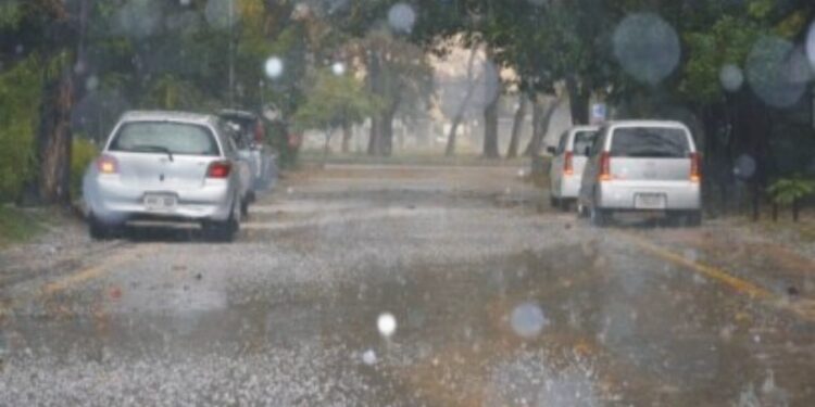 لیہ میں موسم سرما کی پہلی بارش ژالہ باری فضا صاف گلیوں میں پانی بھر گیا