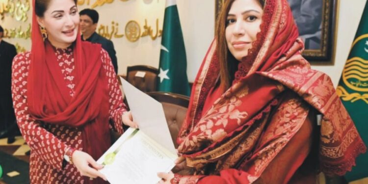 لیہ۔ وزیر اعلیٰ پنجاب مریم نواز شریف سے ڈپٹی کمشنر لیہ امیرا بیدار تعریفی سرٹیفکیٹ وصول کر رہی ہیں
