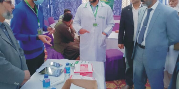 ایڈیشنل سیکرٹری صحت ڈرگ کنٹرول ڈاکٹرقلندر خان نے ڈی ایچ کیوہسپتال لیہ میں ہفتہ صحت کیمپ کا دورہ کیا