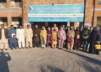 لیہ۔ڈائریکٹر پبلک انسٹرکشنز زاہدہ بتول کا افسران تعلیم کے ہمراہ گروپ فوٹو