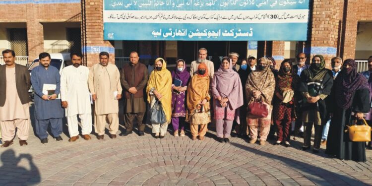 لیہ۔ڈائریکٹر پبلک انسٹرکشنز زاہدہ بتول کا افسران تعلیم کے ہمراہ گروپ فوٹو