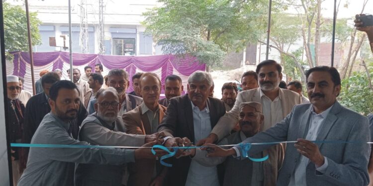 معروف ہفت روزہ اخبار لیہ کے ڈسٹرکٹ افس کی اوپننگ تقریب،ڈپٹی ڈائریکٹر انفارمیشن سمیت سینیئر صحافیوں، سوشل میڈیا ایکٹیوسٹ، پروفیسر صاحبان، عوامی سماجی حلقوں سے تعلق رکھنے والی شخصیات کی نمایاں تعداد میں شرکت