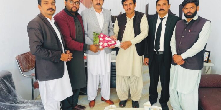 مقامی وکلاء وفد کا دفتر اخبار لیہ کا دورہ اور مبارکباد