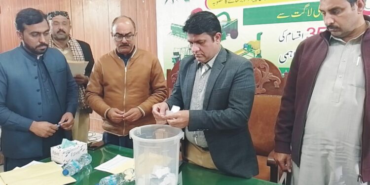 لیہ:ایڈیشنل ڈپٹی کمشنر ریونیو محمد شاہد ملک زرعی آلات و مشینری کی قرعہ اندازی کررہے ہیں