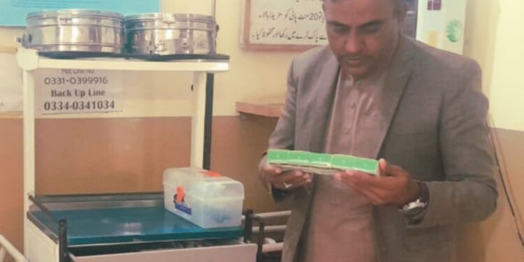 مانیٹرنگ اینڈ ایویلیوایشن آفیسر آئی آرایم این سی ایچ کا بنیادی مرکزصحت سمرا نشیب کا معائنہ