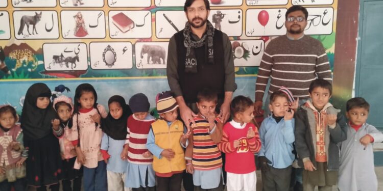 ڈسٹرکٹ ہیلتھ آفیسر ڈاکٹر غلام محی الدین نے تحصیل کروڑ کا معائنہ کرتے ہوئے پولیو ٹیموں کی کارکردگی کا جائزہ لیا