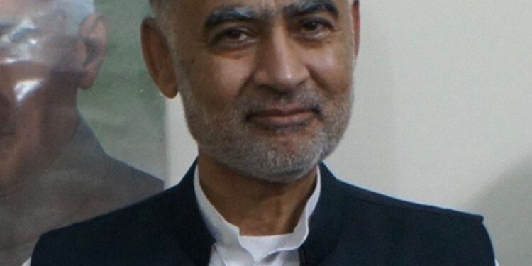 کرپشن کا بڑھتاہوا ناسور ملکی جڑوں کو کھوکھلا اور معاشی تباہی کا باعث:انجینئر ندیم ممتاز قریشیپاکستان کا شمارکرپٹ ممالک میں اور سالانہ اربوں روپے بھی کرپشن کی نذر ہورہے ہیں:چیئرمینکرپشن اور بدعنوان عناصر کے خاتمے کیلئے مستقبل پاکستان کی سزا سزائے موت پر عملدرآمد کرایا جائے:گفتگوبدعنوانی معیشت اور سماجی ڈھانچے کے لیے ایک گھناؤنا چیلنج اور قوموں کو ان کی صلاحیتوں سے محروم کر دیتی ہےچیئر مین مستقبل پاکستان انجینئر ندیم ممتاز قریشی کا9 دسمبر عالمی یوم انسداد رشوت ستانی پر قوم کے نام خصوصی پیغام