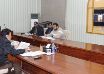 لیہ:ڈی پی او محمد علی وسیم ویڈیو لنک کے ذریعے کی جانے والی کرائم میٹنگ سے خطاب کررہے ہیں