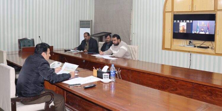 لیہ:ڈی پی او محمد علی وسیم ویڈیو لنک کے ذریعے کی جانے والی کرائم میٹنگ سے خطاب کررہے ہیں