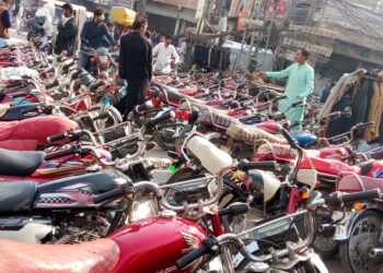 سکھر میں ٹریفک جام کا مسئلہ بدستور برقرار، شہری شدید مشکلات کا شکار،گھنٹہ گھر، بیراج روڈ اور تیر چوک پر جگہ جگہ ریڑھیاں، موٹرسائیکلیں اور گاڑیاں، انتظامیہ اور پولیس غفلت کا شکار