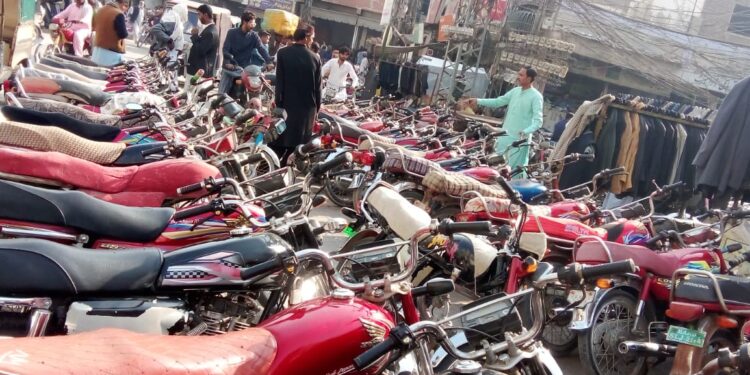 سکھر میں ٹریفک جام کا مسئلہ بدستور برقرار، شہری شدید مشکلات کا شکار،گھنٹہ گھر، بیراج روڈ اور تیر چوک پر جگہ جگہ ریڑھیاں، موٹرسائیکلیں اور گاڑیاں، انتظامیہ اور پولیس غفلت کا شکار