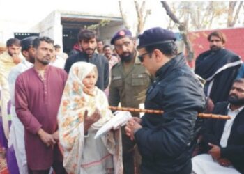 لیہ:ڈی پی او محمد عہلی وسیم کھلی کچہری کے دوران شہریوں کے ،مسائل سن رہے ہیں آخر میں دیہاتی علاقہ کے بچوں کی فرمائش پر ان کے ساتھ گروپ فوٹو