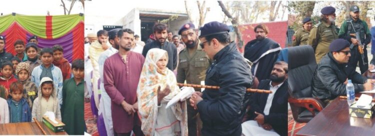 لیہ:ڈی پی او محمد عہلی وسیم کھلی کچہری کے دوران شہریوں کے ،مسائل سن رہے ہیں آخر میں دیہاتی علاقہ کے بچوں کی فرمائش پر ان کے ساتھ گروپ فوٹو