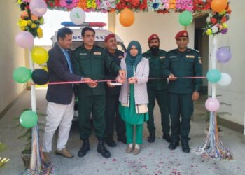 لیہ:اسسٹنٹ کمشنر انعم اکرم ،ڈسٹرکٹ ایمرجنسی آفیسر ڈاکٹر سجاد احمد ریسکیو اسٹیشن کا افتتاح کررہے ہیں