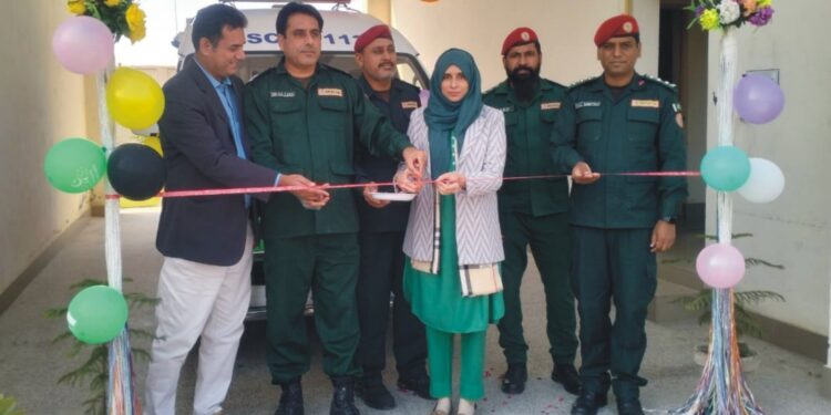 لیہ:اسسٹنٹ کمشنر انعم اکرم ،ڈسٹرکٹ ایمرجنسی آفیسر ڈاکٹر سجاد احمد ریسکیو اسٹیشن کا افتتاح کررہے ہیں