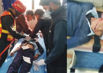 لیہ: ریسکیو1122 اہلکار حادثے میں زخمی بچوں کو طبی امداد فراہم کرتے ہوئے۔