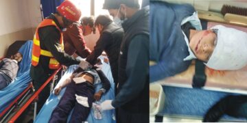 لیہ: ریسکیو1122 اہلکار حادثے میں زخمی بچوں کو طبی امداد فراہم کرتے ہوئے۔