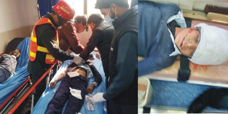 لیہ: ریسکیو1122 اہلکار حادثے میں زخمی بچوں کو طبی امداد فراہم کرتے ہوئے۔