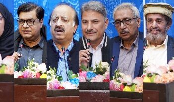 ملتان آرٹس کونسل کے زیر اہتمام عالمی شہرت یافتہ خطاط اور کاتب قرآن راشد سیال کی یاد میں منعقدہ تعزیتی ریفرنس سے پروفیسر انور جمال´سلیم قیصر`راٸمہ راشد`سجاد جہانیہ´شاکر حسین شاکر`حافظ کامل حسین`رضی الدین رضی`وسیم ممتاز ایڈووکیٹ`استاد صغیر احمد`بہار حسین`رانا پرویز حمید`مختار علی`فرح رحمان`سہیل عابدی`نور الامین خاکوانی`اظہر سلیم مجوکہ`پروفیسر شاہد عباس`پروفیسر شعیب ابراہیم`حسینہ`سجاد ملک`ڈاکٹر عبدالبصیر`پروفیسر ابوبکر مغل'ذی شان راسخ اور محمد مشتاق خطاب کر رہے ہیٍں۔