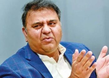 عمران خان کو تنقید کم کرنے کا مشورہ: فواد چوہدری کا اہم بیان”فوج بھی ہماری ہے، ملک بھی ہمارا ہے۔ ہمیں ذمہ دارانہ سیاست کی طرف لوٹنا ہوگا تاکہ قومی مفادات کا تحفظ ممکن ہو،” فواد چوہدری۔