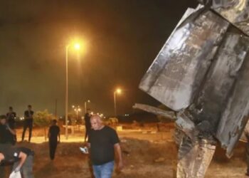 "اسرائیلی فوج کا شام پر فضائی حملوں میں تیزی لانے کا اعلان، اسلحے کے ذخائر کو نشانہ بنایا”