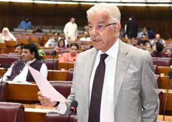 خواجہ آصف کا پی ٹی آئی قیادت پر شدید الزامات: ہلاک کارکنوں کا حساب نہیں دیا، سول نافرمانی کا چیلنج