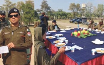 لیہ: ڈی پی او لیہ محمد علی وسیم مسیحی پولیس ملازمین کے ساتھ کرسمس کی خوشیاں مناتے ہوئے، کیک کاٹتے اور تحائف تقسیم کررہے ہیں